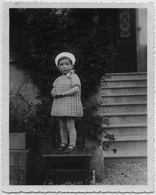 Ritratto di bambina in piedi su una sedia