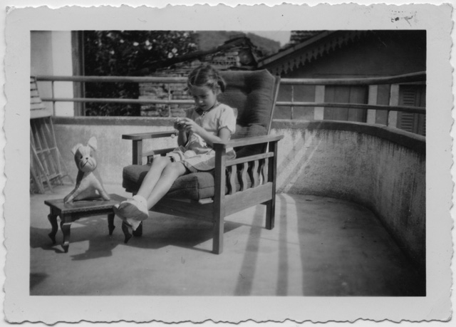 Agnese Menghetti seduta in terrazzo