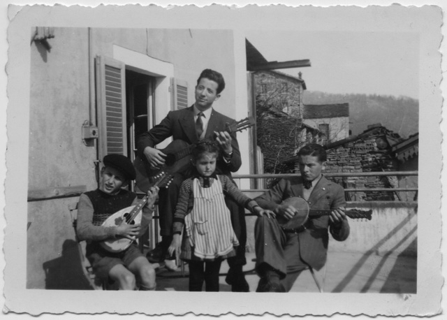 Gruppo in posa in terrazzo con degli strumenti musicali