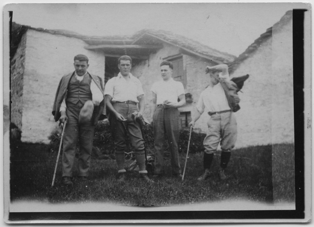 Quattro uomini in posa a Condra