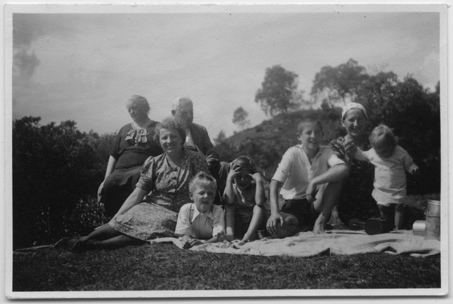 Gruppo in posa sopra a un prato sui monti di Brena