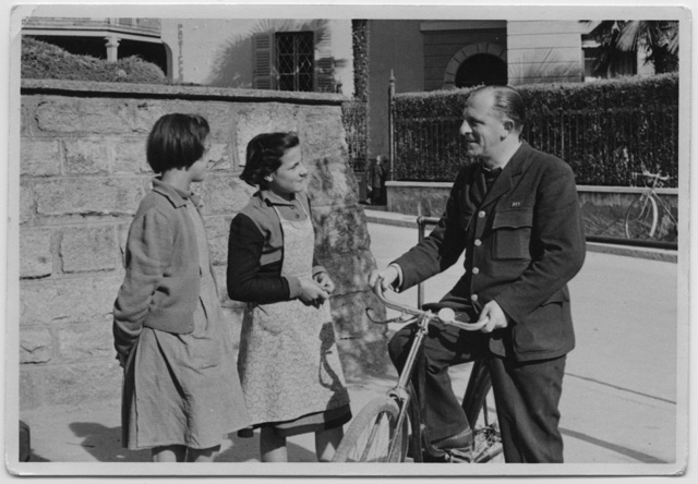Postino in servizio in bicicletta a Tesserete