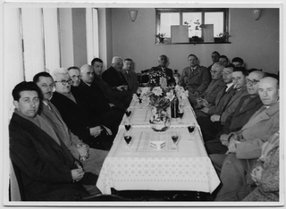 Gruppo di uomini seduti intorno ad un tavolo