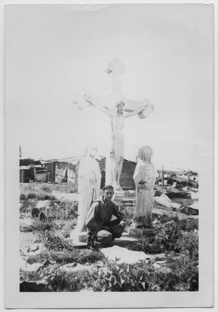 Angelo Rossini davanti ad una rappresentazione della Crocifissione