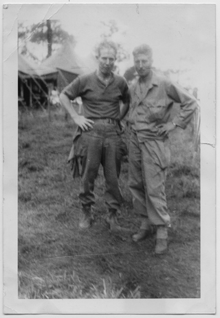 Due militari in posa