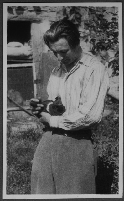 Mario Bernasconi con un coniglietto