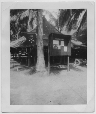 Bacheca del bollettino in un campo militare americano