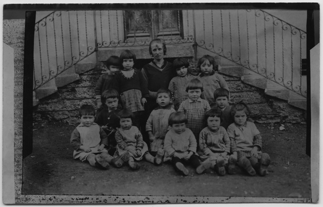 Bambini dell'asilo infantile di Vaglio con la maestra Antonietta