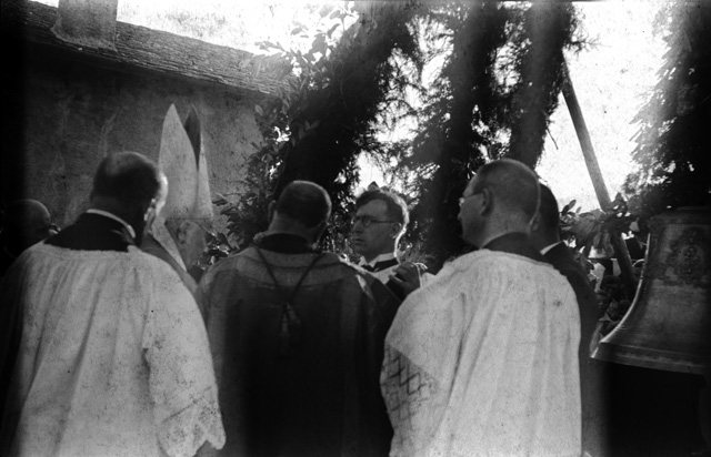 Monsignor Alfredo Noseda mentre benedice le campane di Tesserete