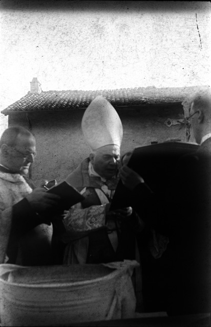 Monsignor Alfredo Noseda mentre benedice le campane di Tesserete