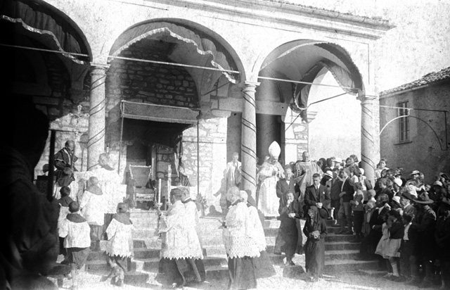 Monsignor Alfredo Noseda mentre benedice le campane di Tesserete