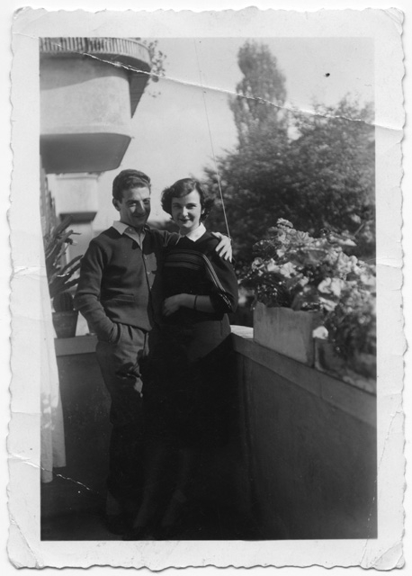 Coniugi Quadri sul balcone del loro appartamento di Zugo