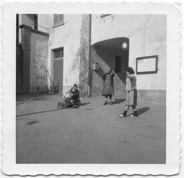 Bambini che giocano in piazza a Bidogno