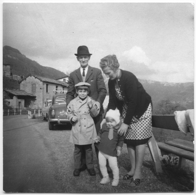 Fabiano e Maria Luisa Quirici con i nonni sulla strada verso Carusio