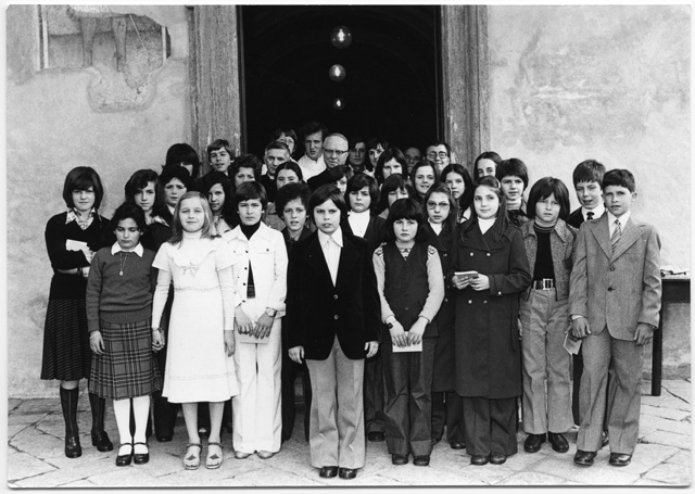 Bambini in posa davanti al portale di una chiesa