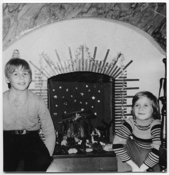 Fratelli Quirici davanti al presepio