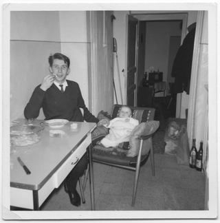 Quirico Quirici con il figlio Fabiano al tavolo di cucina