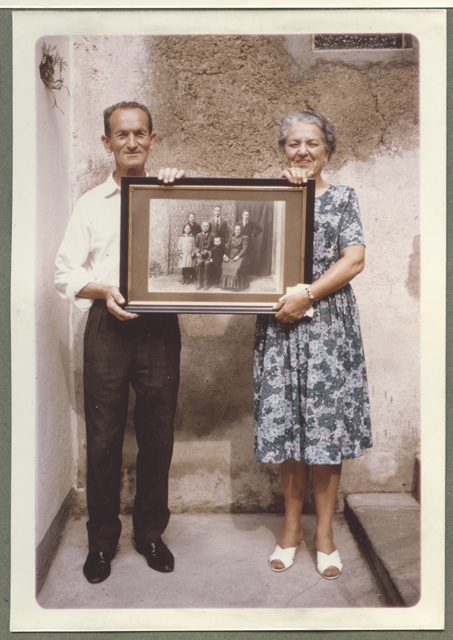 Mario Quirici in posa con la sorella emigrata in america