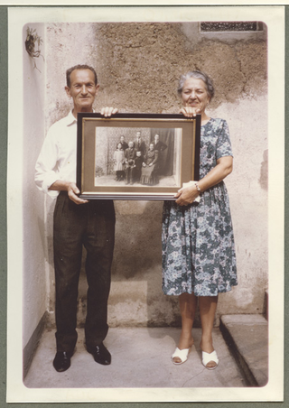 Mario Quirici in posa con la sorella emigrata in america