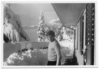 Christoph Schmid nel giardino di Casa Favessa dopo un nevicata