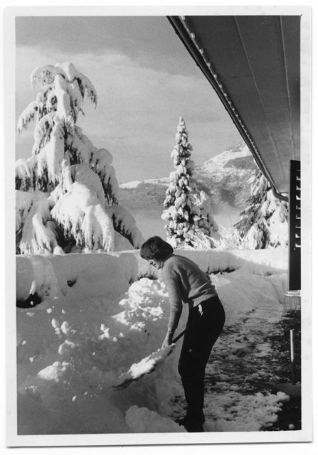 Regina Schmid mentre spala la neve