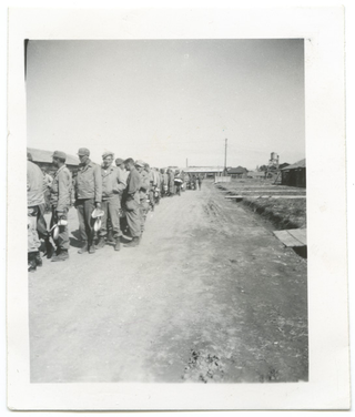 Soldati in attesa dell'imbarco su una nave in Giappone