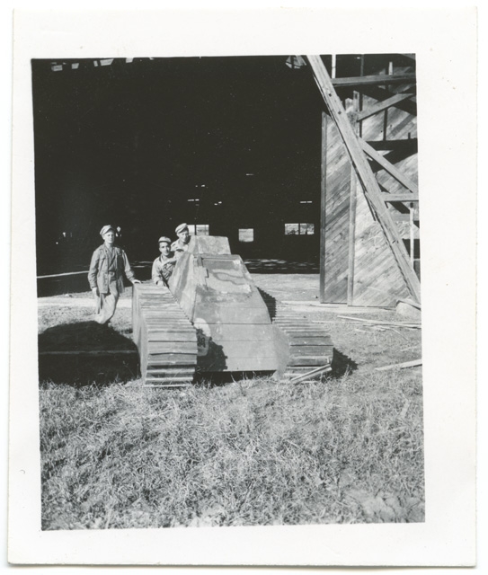 Soldati in posa con un cingolato in Giappone