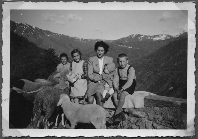 Gruppo sul muretto della Chiesa della Madonna a Bidogno