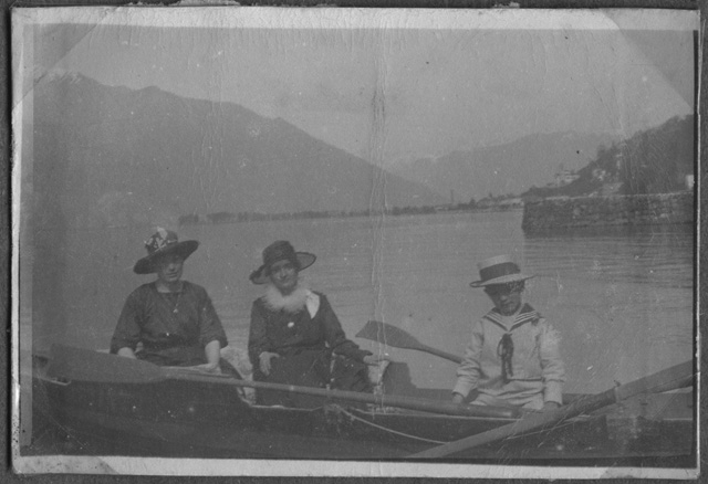 Gruppo in barca a Minusio con vista sul delta della Maggia e Locarno