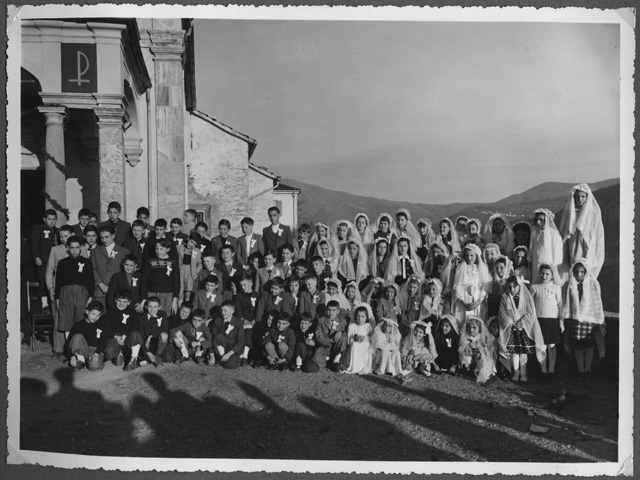Gruppo di bambini in occasione della Prima Comunione