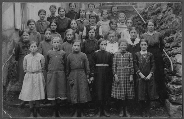 Maestra Ida Quirici con una scolaresca a Locarno