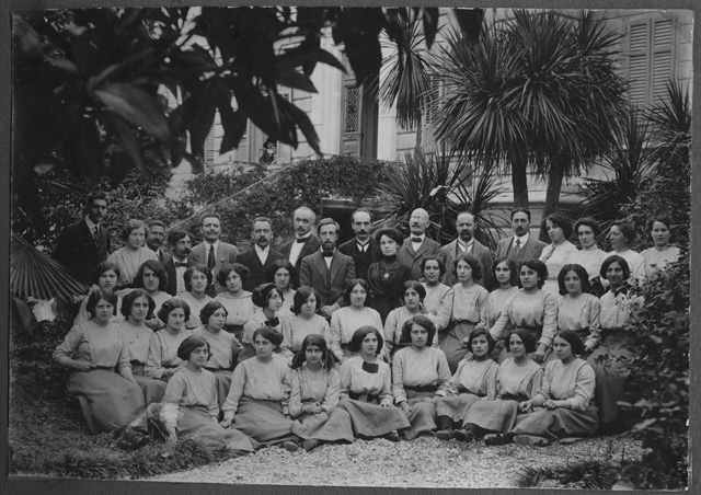 Ritratto di gruppo in un giardino