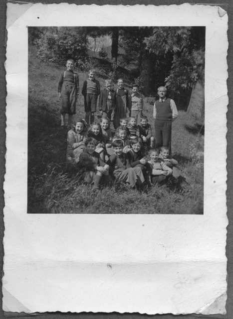 Classe del maestro Giuseppe Canonica in posa su un prato