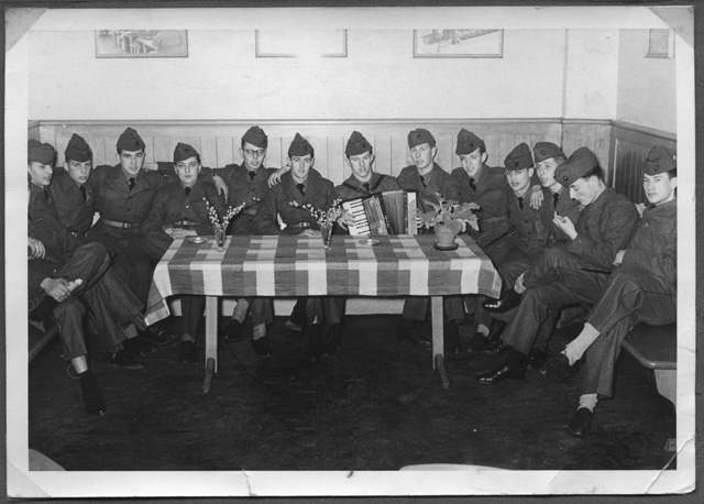 Gruppo di armaioli attorno a un tavolo