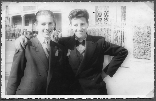 Due giovani in abito da cerimonia