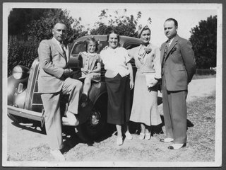 Ritratto di gruppo con automobile