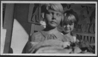 Annelise Göbbers con la propria scultura realizzata da Mario Bernasconi