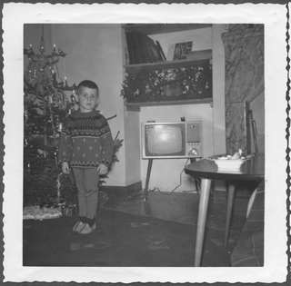 Fabiano Quirici davanti all'albero di Natale