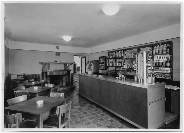 Interno del ristorante Riva con il bancone