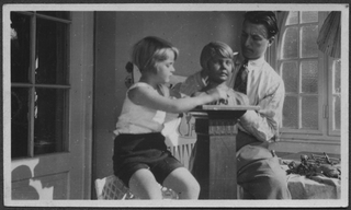 Mario Bernasconi mentre scolpisce il busto di Annelise Göbbers