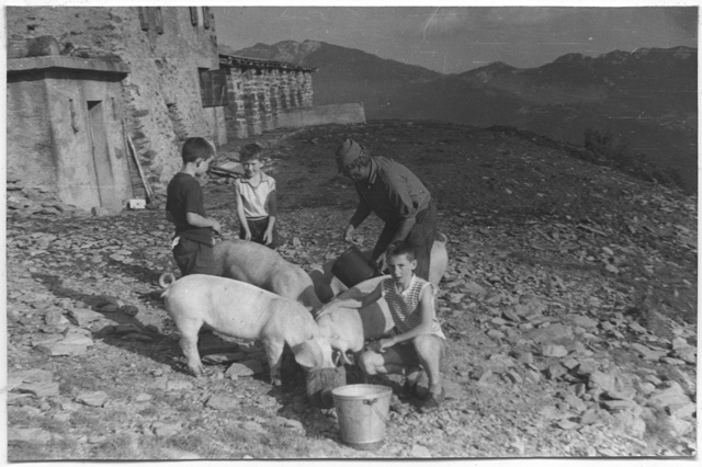Alpigiano Bulloni con Renato, Bruno e Helios Gianini all'Alpe Musgatina