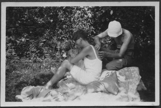 Mario e Irma Bernasconi nel giardino di casa