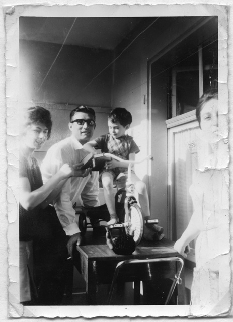 Alessio Gianini con il figlio in una scuola a Basilea