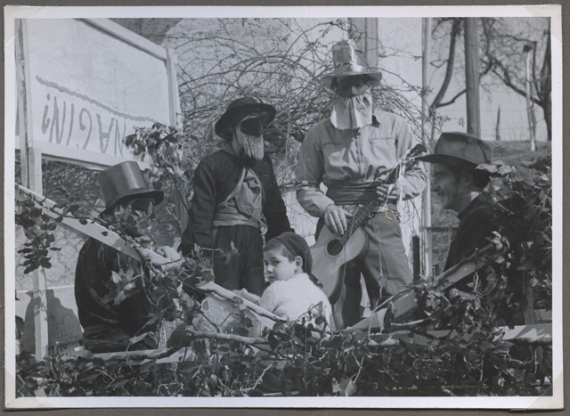 Gruppo in maschera al carnevale di Tesserete