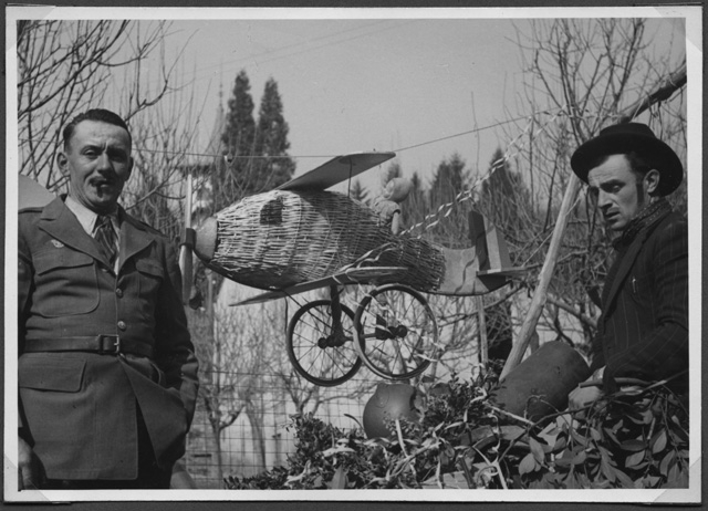 Due uomini in posa durante il carnevale di Tesserete