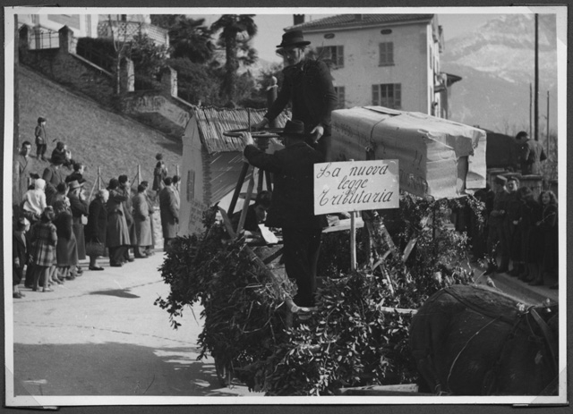 Momento della sfilata dei carri a Tesserete