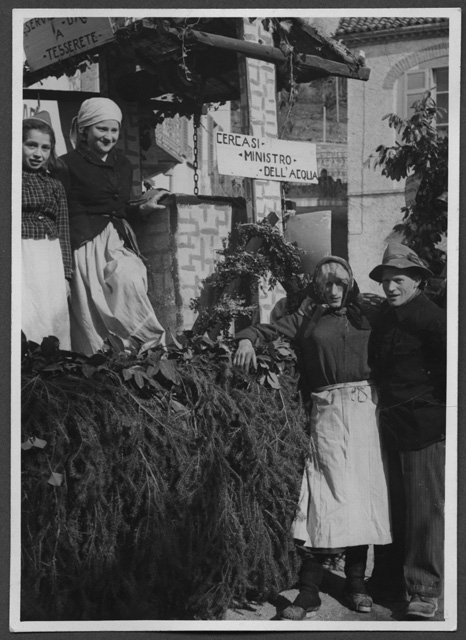 Gruppo in posa con carro allegorico