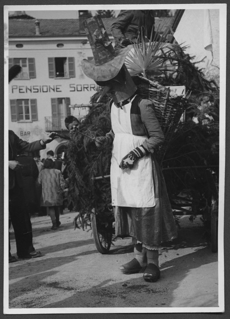 Maschere a Tesserete con carro allegorico