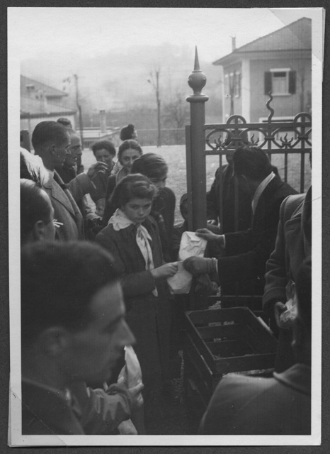 La distribuzione della merenda di carnevale ai Giardinetti