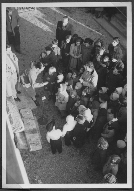 I bambini di Tesserete ricevono i doni di San Nicolao